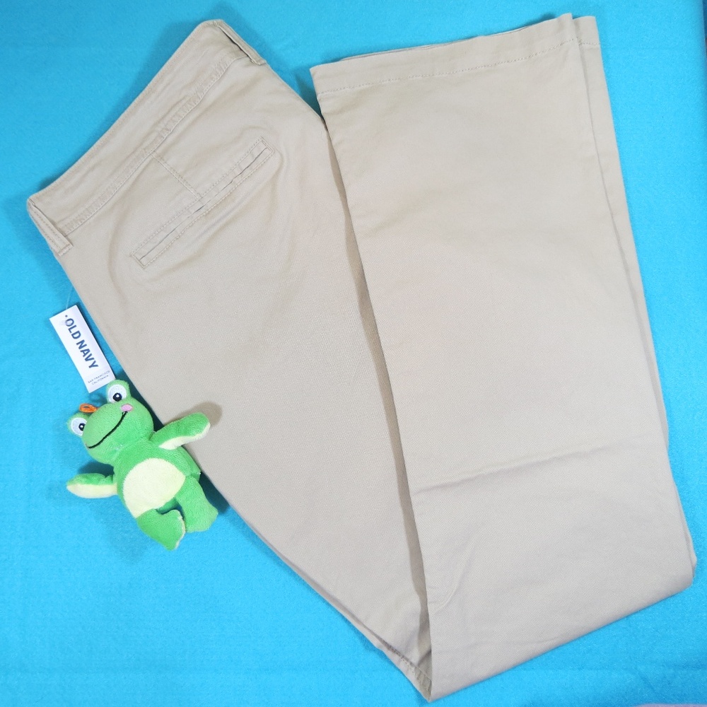 NWT Old Navy bootcut Khaki pants 16R (0532)